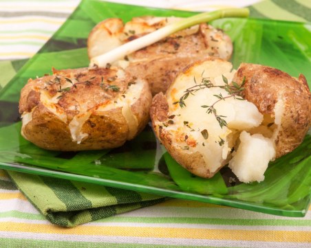 Печени картофи с чесън и масло