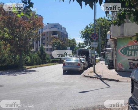 Пловдивчанин: Знак на улица в Смирненски е невидим за шофьори, продължават да пречат на движението