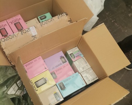 Спецакция на пловдивската полиция: Иззеха голямо количество контрабандни електронни цигари от камион