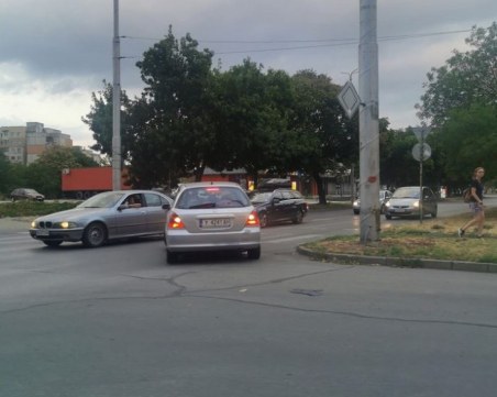 Срещу колите: Водач се озова в насрещното на кръгово в Пловдив