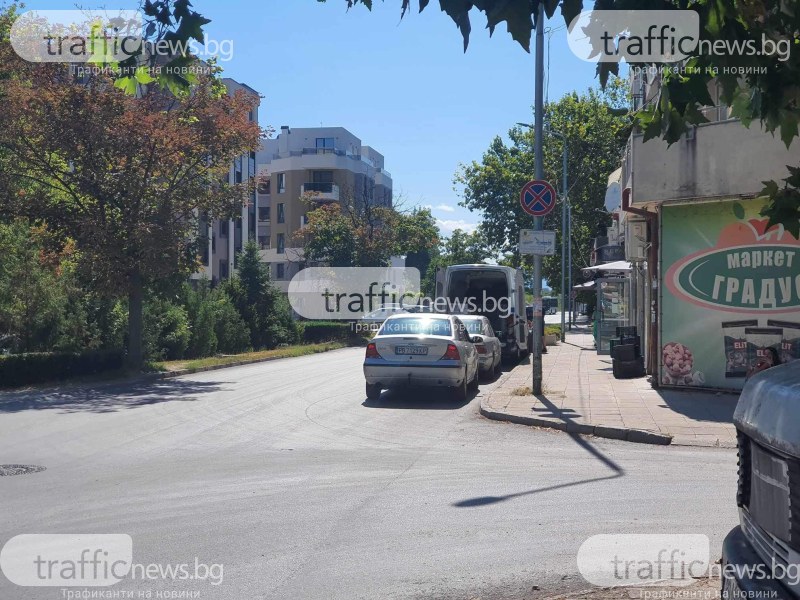 Пловдивчанин: Знак на улица в Смирненски е невидим за шофьори, продължават да пречат на движението