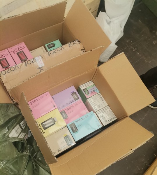 Спецакция на пловдивската полиция: Иззеха голямо количество контрабандни електронни цигари от камион