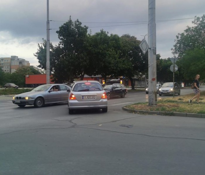 Срещу колите: Водач се озова в насрещното на кръгово в Пловдив