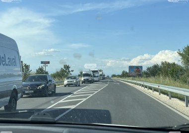 Три автомобила са се ударили край разклона за село Марково