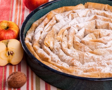 Баница с ябълка и локум