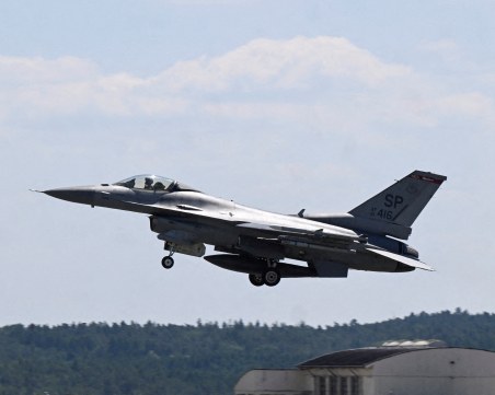 Украйна няма да получи изтребител F-16 тази година