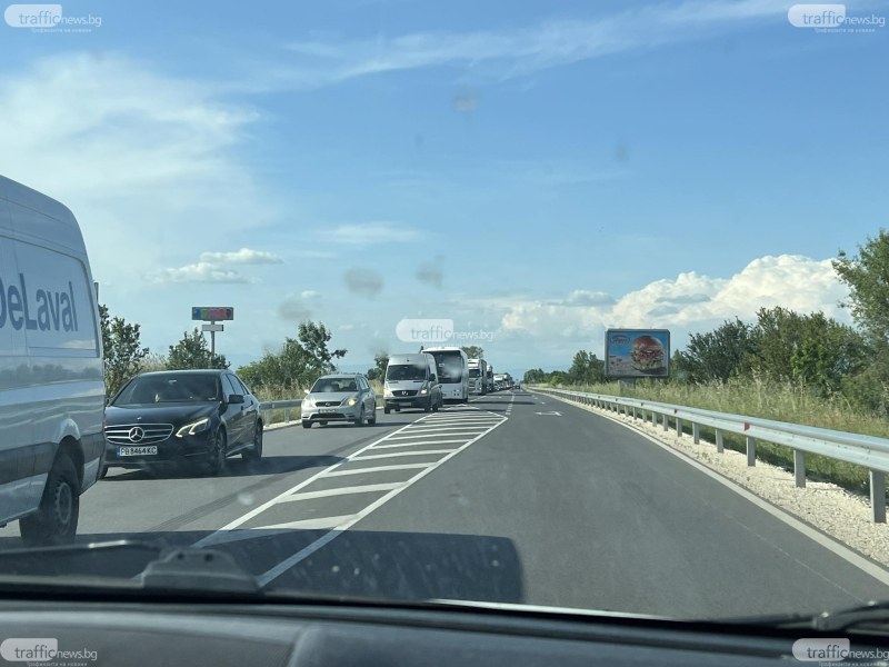 Три автомобила са се ударили край разклона за село Марково