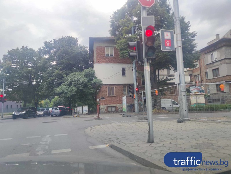 Хаос и недомислица: Нерегулиран светофар бави трафика до затворена улица в Пловдив