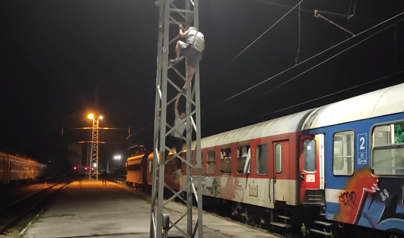 Върнете ми водката! 20-годишна спря нощния влак София-Варна, търси си алкохола