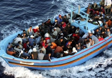 Плавателен съд с 90 мигранти беше спасен от гръцката брегова охрана днес