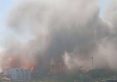 Огромен пожар гори в товарния терминал на пристанището в Новоросийск