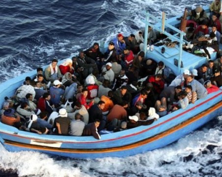 90 бедстващи мигранти в Егейско море бяха спасени днес