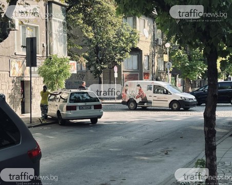 Два автомобила се сблъскаха в центъра на Пловдив, единият се завъртя
