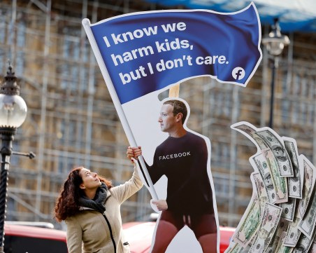 Може ли ЕС да намали пристрастяването на тийнейджърите към смартфона?