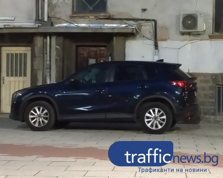 Безобразно паркиране в Пловдив! Мъж маневрира на пешеходна зона и паркира пред входа си