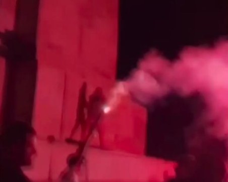 Сблъсък пред Паметника на Съветската армия! Мъже с димки драскаха и чупиха съоръжението