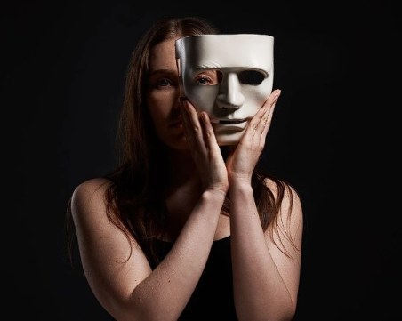 Скритите послания: Как да разпознаем фалшивите хора?