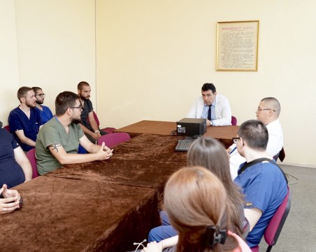 Стажант-лекари на семинар в хирургиите на  университетска болница 