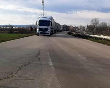 Турски тираджия опита да подкупи полицаи на границата, за да вкара двама мигранти