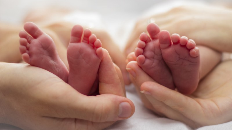 Жена бременна с близнаци роди момиченце в автомобил в Пловдив,