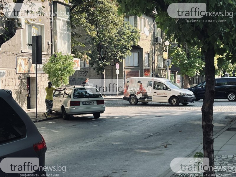 Два автомобила се сблъскаха в центъра на Пловдив, единият се завъртя