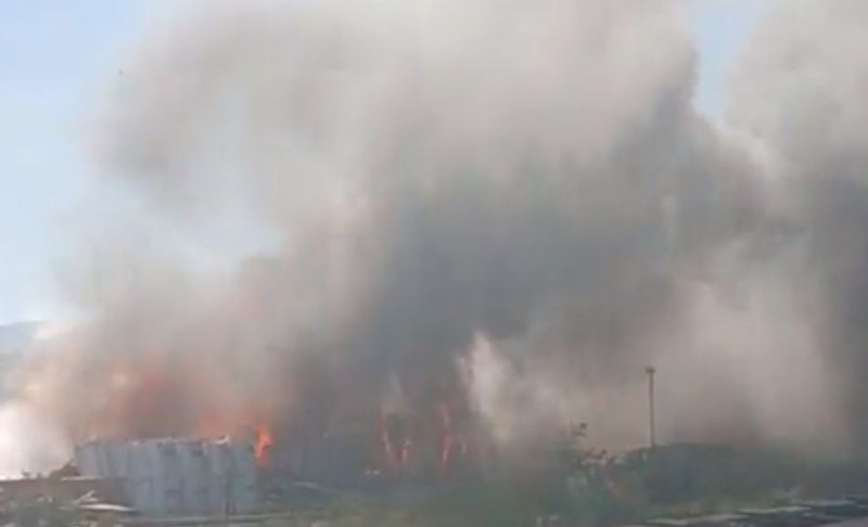 Огромен пожар гори в товарния терминал на пристанището в Новоросийск,