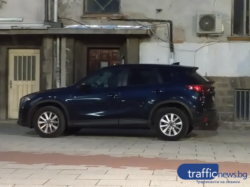 Безобразно паркиране в Пловдив! Мъж маневрира на пешеходна зона и паркира пред входа си