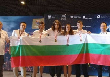 Български ученици спечелиха пет медала на Международната олимпиада по астрономия