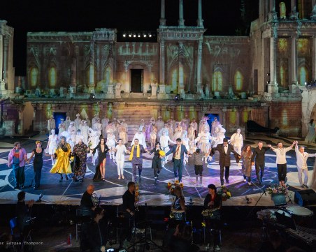 Най-мрачното семейство в света се развихри с черен хумор на Античния театър