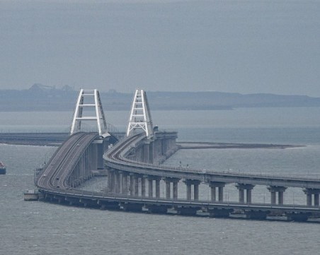 Украйна съобщи за първи път подробности около двете експлозии на Кримския мост