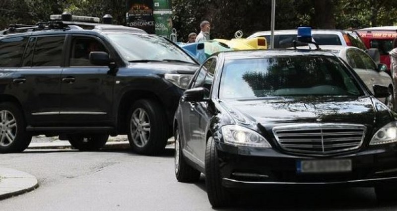 Автомобилът на Румен Радев претърпял инцидент на АМ
