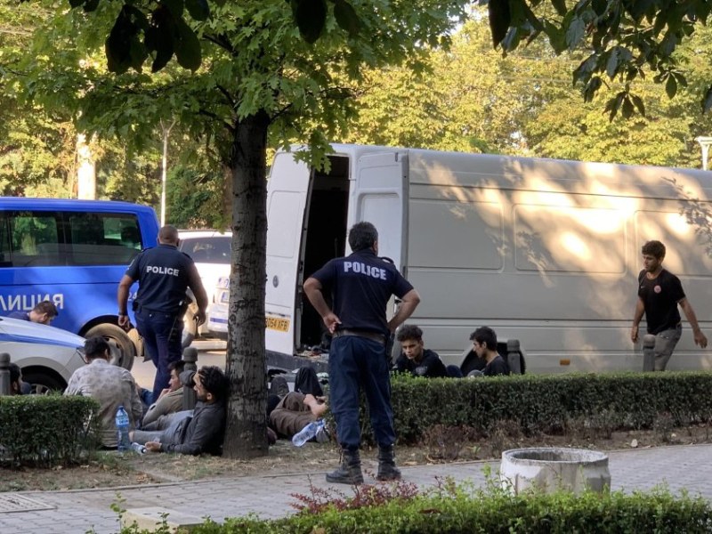 Откриха 49 мигранти в бус в София след катастрофа
