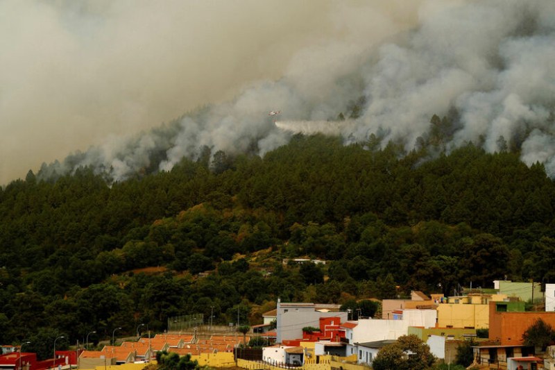 Пожарът на Тенерифе е извън контрол, около 26 000 души