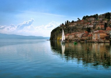 Полицаи в Северна Македония спасиха петима души в Охридското езеро