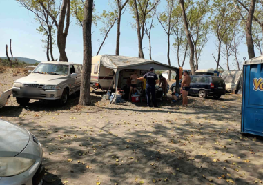Общо 19 каравани паркирали и престояващи в района на дюни