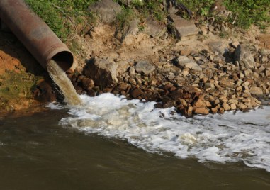 Изпускане на отпадъчни води с битово фекален характер от канализационния колектор