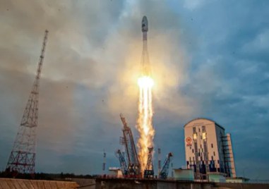 Руският космически кораб Луна 25 се разби на Луната след