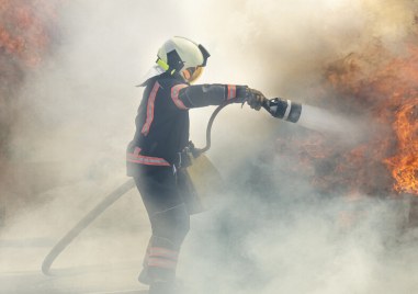Вече няма непосредствена опасност пожарът който бушува в бургаската община Средец  да