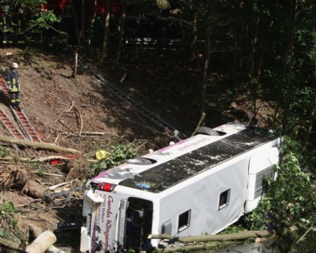 Най-малко 13 души загинаха при падане на автобус в пропаст в Перу