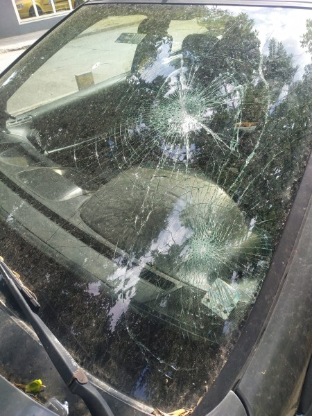 Пловдивчанин намери колата си със счупено стъкло в Кършияка