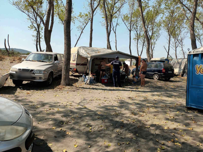 Общо 19 каравани, паркирали и престояващи в района на дюни