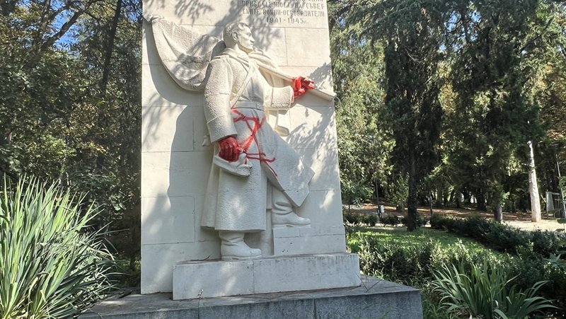 Поругаха паметника на Съветската армия в Стара Загора