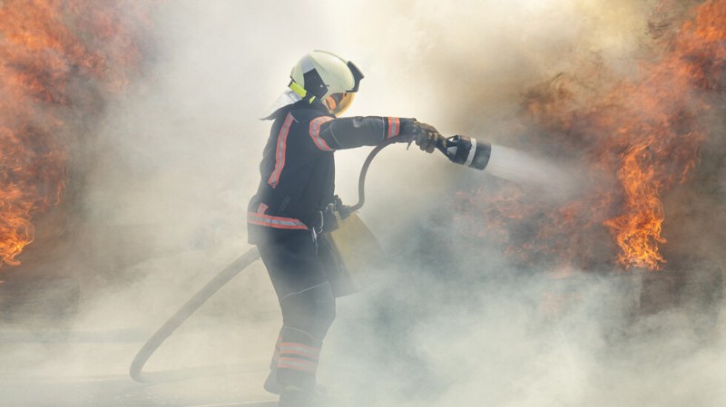 Вече няма непосредствена опасност пожарът, който бушува в бургаската община Средец, да