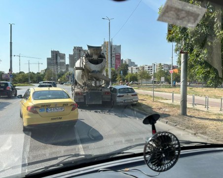 Бетоновоз и кола се блъснаха до кръговото на SPS, движението е затруднено