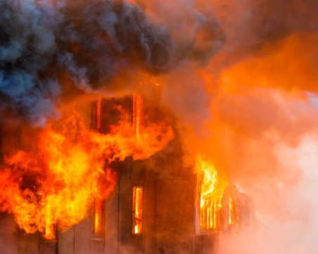 Голям пожар в културен център в Истанбул