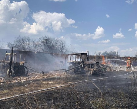 Пет екипа огнеборци гасиха пожар в стопански двор в Сухозем