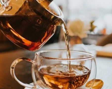 Учени казаха дали топлите напитки могат да ви спасят от жегата