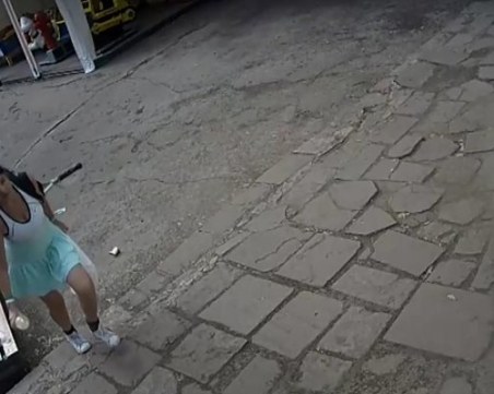 Задържана е жената, заливала детски парк с урина