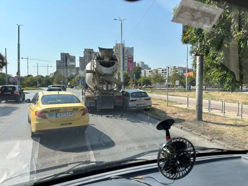 Катастрофа затруднява движението до кръговото на SPS в Пловдив. За