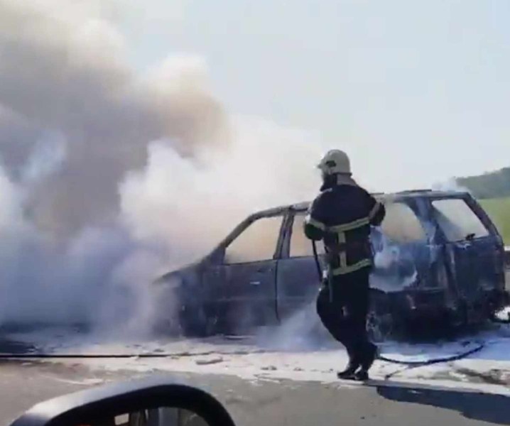 Лек автомобил е избухнал в пламъци на АМ Тракия край